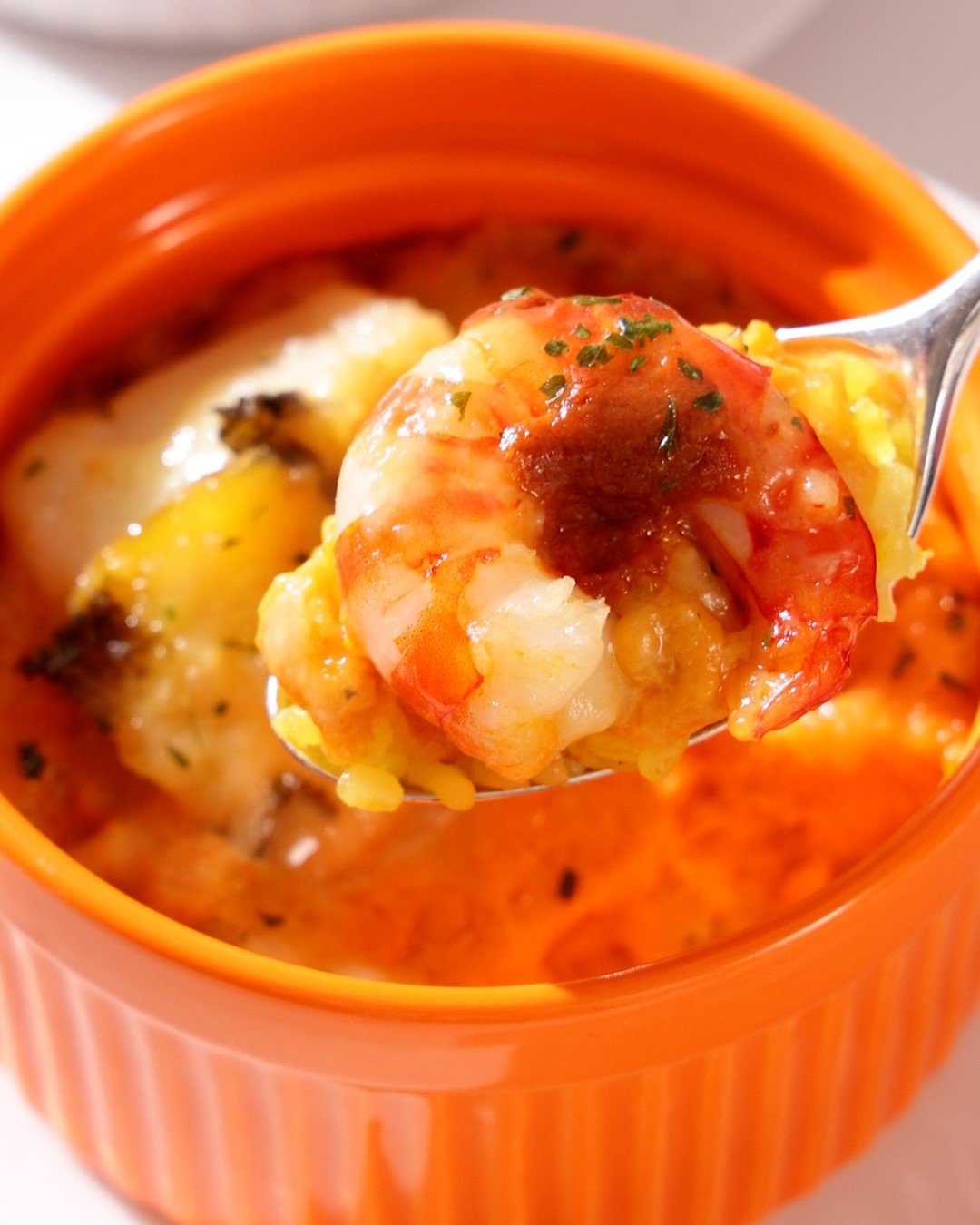 スプーンで車海老のライスグラタンをすくうシーン